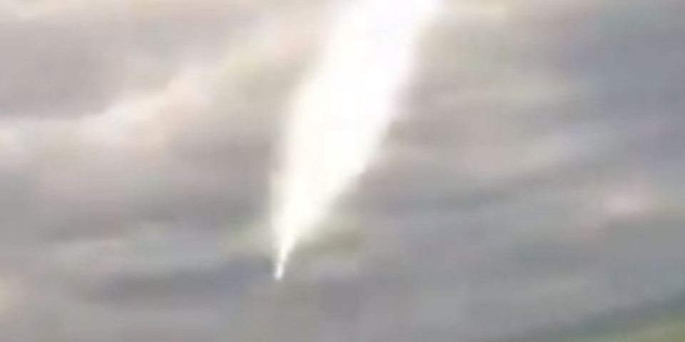SVI SU DRHTAJUĆI ČEKALI OVAJ MOMENAT! Trenutak kada je deo kineske rakete "Dugi marš 5B" od 18 tona pao na zemlju! /VIDEO/