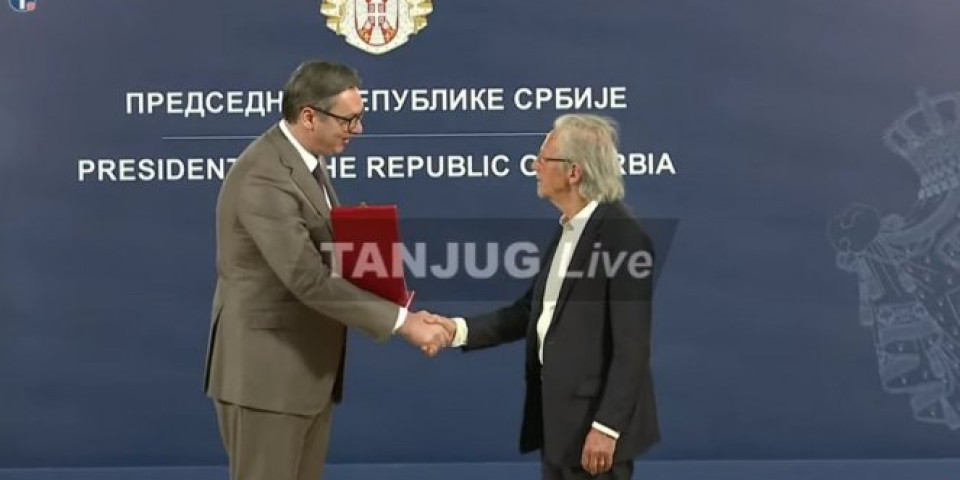 /VIDEO/ VUČIĆ URUČIO ORDEN NOBELOVCU HANDKEU: Dragi prijatelju, hvala vam na svemu što činite za Srbiju i naš narod! HANDKE: Srbija mi je uvek u lepom sećanju!