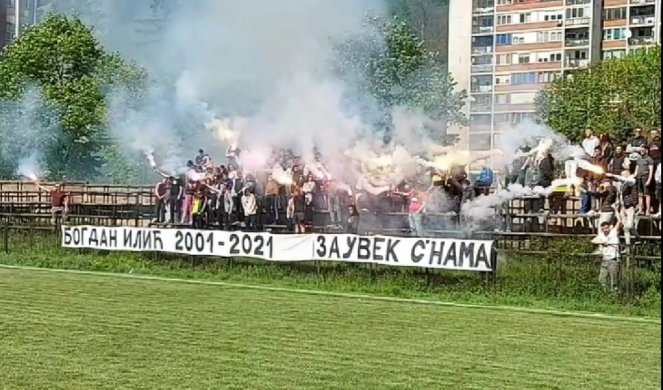 BOGDANE ILIĆU ZAUVEK SA NAMA! DANAS SE ORILO NA STADIONU POD STARICOM! Drugovi odali počast Bogdanu Iliću! /VIDEO/