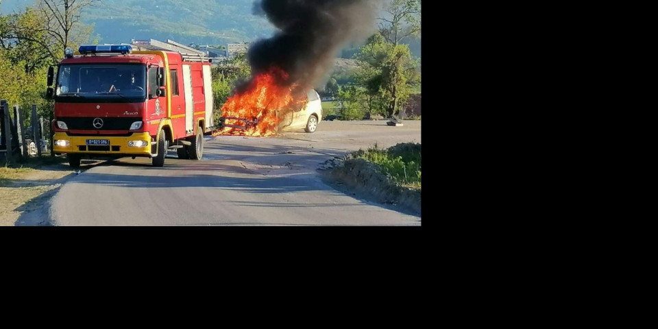 UŽAS NA PUTU KOD VRANIĆA! Vatrogasci gasili automobil koji se zapalio u pokretu, UBRZO OTKRIVEN UZROK POŽARA/FOTO/