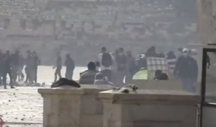 POTPUNI HAOS: Eskalacija sukoba u Jerusalimu, kamenovanje automobila, gumeni meci, suzavci, šok bombe, bezbednosne snage morale da reaguju! /VIDEO/