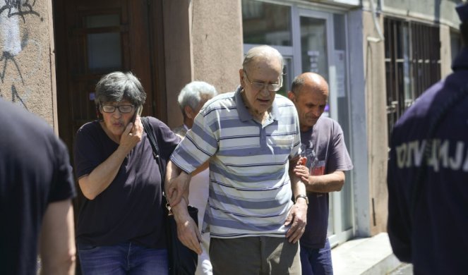 DRAMA U POP LUKINOJ ULICI! Dok su pisca izvodili iz zgrade on je zapomagao da IZ POŽARA IZVUKU NJEGOVU NEPOKRETNU ŽENU/FOTO/