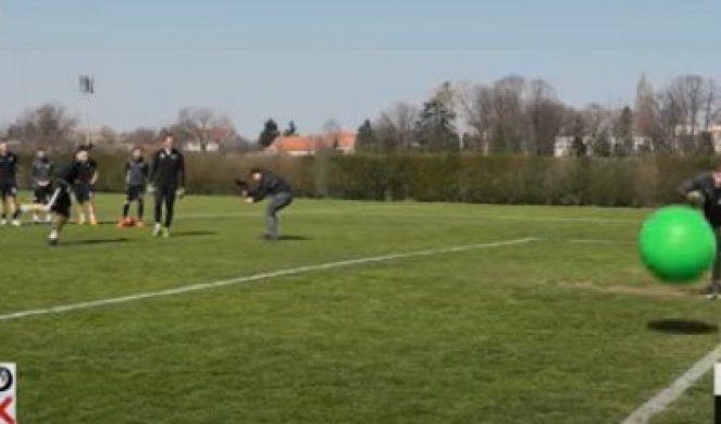 DA LI JE PREŠLA GOL LINIJU!? Na treningu Partizana Marković PILATES loptom dao gol Stojkoviću! /VIDEO/