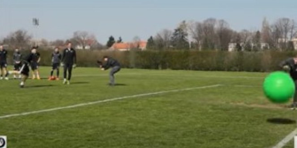 DA LI JE PREŠLA GOL LINIJU!? Na treningu Partizana Marković PILATES loptom dao gol Stojkoviću! /VIDEO/