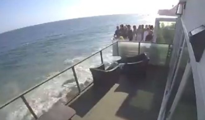 SRUŠILA SE TERASA PUNA LJUDI! Jeziv snimak kuće na plaži, 15 ljudi palo na stene! /VIDEO/