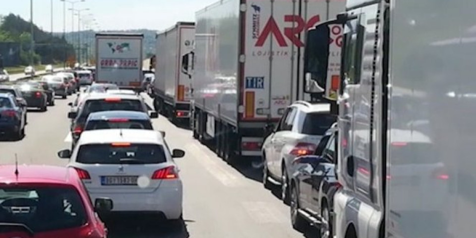SAOBRAĆAJKA KOD BUBANJ POTOKA! Usporen saobraćaj ka Beogradu