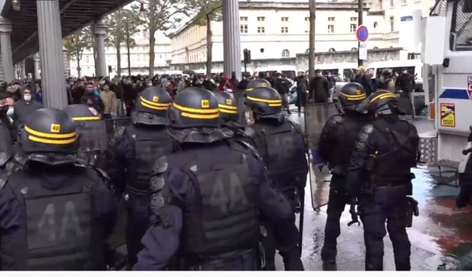 NA HILJADE LJUDI NA ULICAMA! Marš širom Francuske protiv Makronovih mera! /VIDEO/