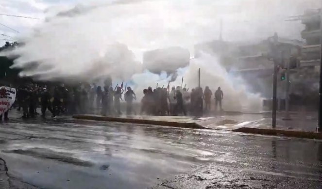 HAOS U ATINI! Sukob demonstranata i policije ispred ambasade Izraela! /VIDEO/