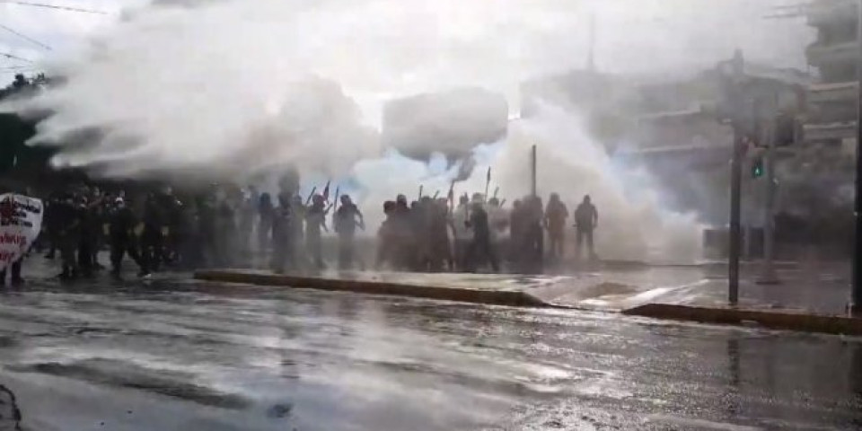 HAOS U ATINI! Sukob demonstranata i policije ispred ambasade Izraela! /VIDEO/