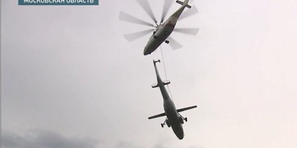 SPEKTAKL NA NEBU! Najveći ruski transportni helikopter ŠLEPOVAO legendarni Mi-6! /VIDEO/
