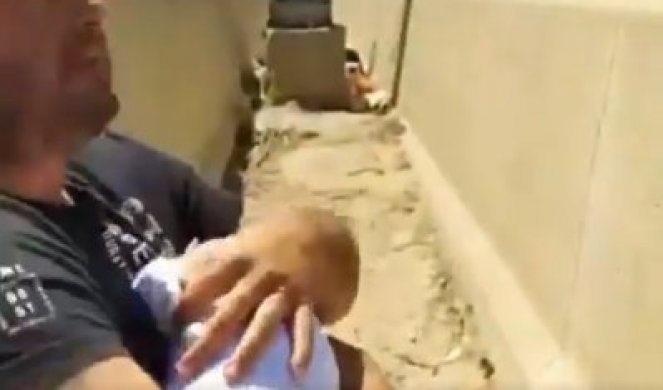 ŠOK VIDEO! Pogledajte kako otac drži bebu u naručju dok iznad njega sevaju rakete! /FOTO/VIDEO/
