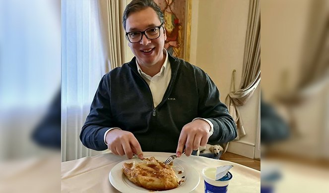 DOK VUČIĆ DORUČKUJE BUREK I JOGURT, ON IZ UGLA SVE TO BUDNO POSMATRA! Foto