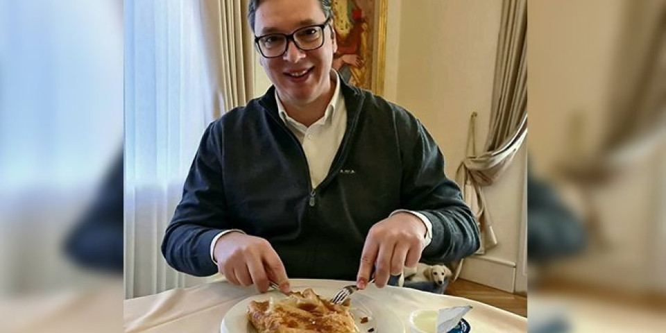 DOK VUČIĆ DORUČKUJE BUREK I JOGURT, ON IZ UGLA SVE TO BUDNO POSMATRA! Foto