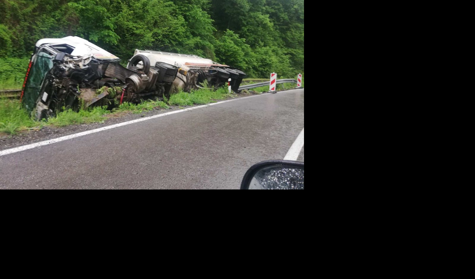 PREVRNUO SE ŠLEPER KOD MAJDANPEKA! Vozač povređen, vozilo uništeno! /FOTO/