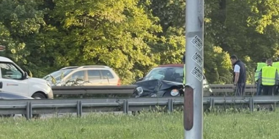 Teška nesreća na auto-putu u Beogradu! Automobil potpuno UNIŠTEN, prizori su JEZIVI /FOTO/