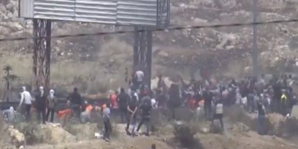 Palestinci krenuli u protestnu šetnju, Ramala na nogama, crni dim se nadvija nad gradom! /VIDEO/