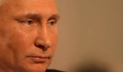 PUTIN UME DA OPROSTI, ALI JEDNU STVAR NE PRAŠTA! Pogled ruskog predsednika koji je ZALEDIO novinara! /VIDEO/
