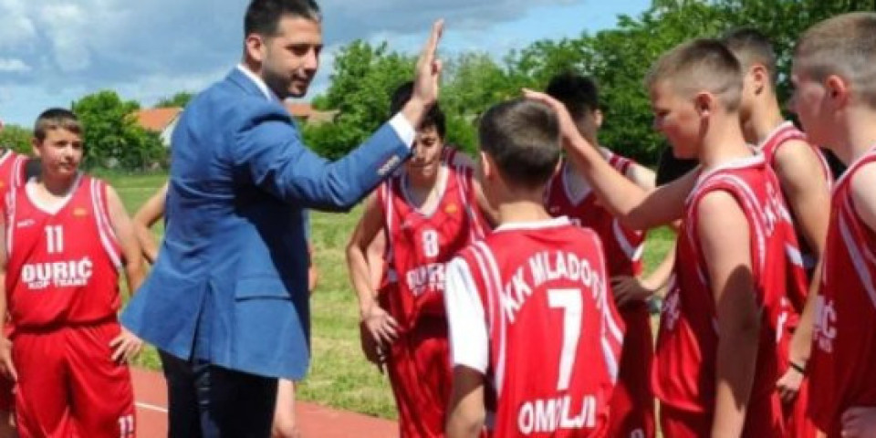 U ISTOM SMO TIMU! UDOVIČIĆ NASTAVIO OBILAZAK!  Još jedna škola u Srbiji dobila novu sportsku opremu!
