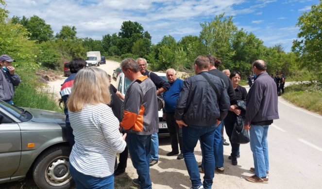 NARODNI BUNT KOD BELOG KAMENA: Meštan blokirali put zabranjuju prolaz teškim kamionima I ZA TO IMAJU JAK RAZLOG