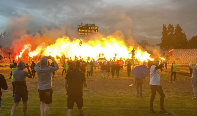 SUPERLIGAŠKI FUDBAL PONOVO NA "ČIKA DAČI" ! Pogledajte snimak slavlja igrača Radničkog u svlačionici nakon povratka u elitu! /VIDEO/FOTO/