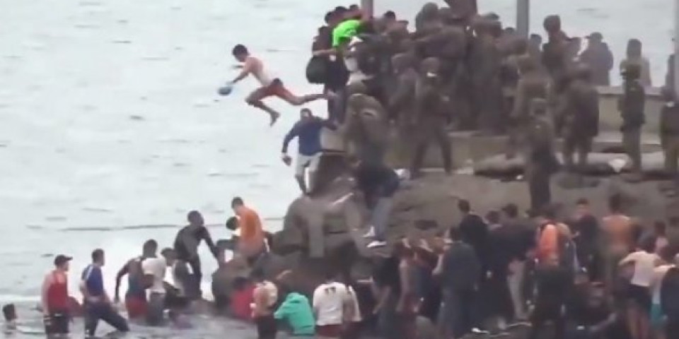 KORISTIĆEMO SVA SREDSTVA - DOSLOVNO! Španska vojska bacala migrante nazad u more! /VIDEO/