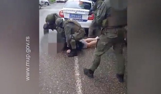 PREKINI S PRIČOM, RUKE NA LEĐA, VEŽITE GA! Drama nasred ulice - policija presrela muškarca i oborila ga na zemlju /VIDEO/FOTO/