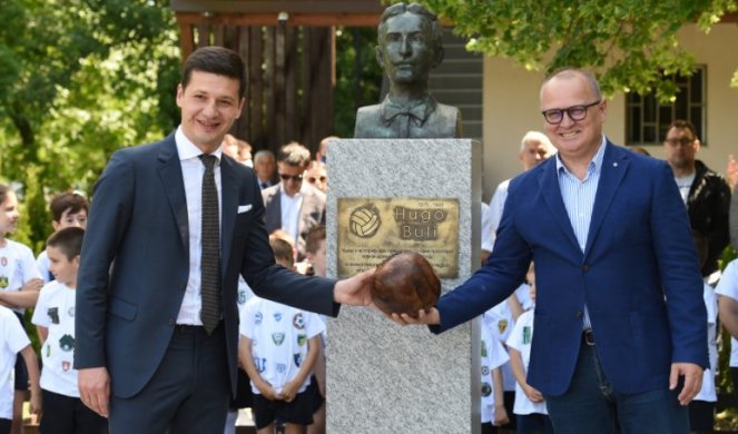 PODIGNUT SPOMENIK HUGU BULIJU, čoveku koji je doneo prvu fudbalsku loptu u Beograd /FOTO/