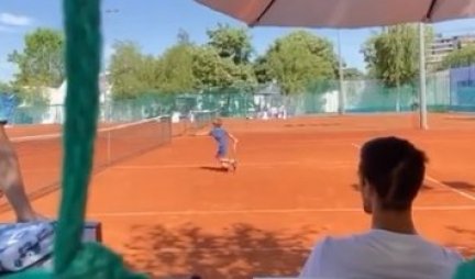 TOOOOOO! BOLJI JE OD TATE! Novakov SIN zaigrao tenis u BEOGRADU, Đoković ga BODRIO sa tribina! /VIDEO/
