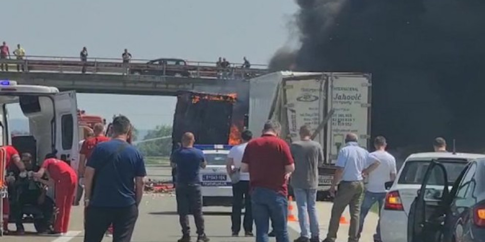 ZAPALIO SE KAMION NA AUTOPUTU KOD VELIKE PLANE! Izbio požar posle sudara dva teretnjaka! /VIDEO/