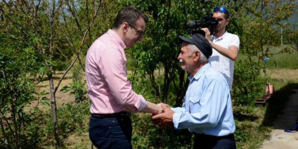 Petković u domu Pumpalovića iz Dubrave na KiM: Radoje spava sa sekirom kraj kreveta iz straha da će ga ponovo napasti! /foto/