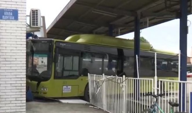 OPASAN INCIDENT U ŠAPCU! Autobus probio zaštitnu ogradu na autobuskoj stanici, ZAKUCAO SE U ZID KAFIĆA!