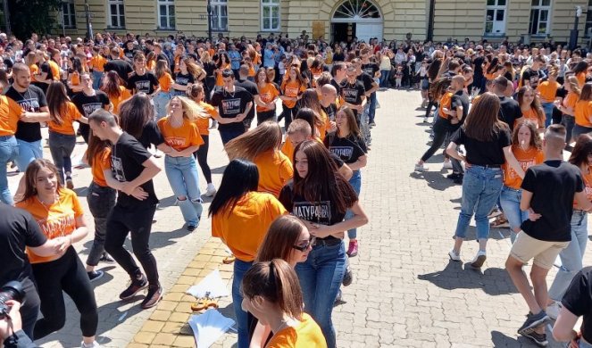 RADOST NA ULICAMA KIKINDE! Uz ples tolerancije, mladosti i lepote kikindski maturanti obeležili završetak školovanja/VIDEO/FOTO/