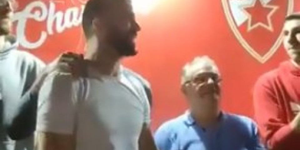 ŠAMPIONSKA ŽURKA, LAZIĆ UZEO MIKROFON I ZAPEVAO SA DELIJAMA! Veseli se srpski rode... /VIDEO/