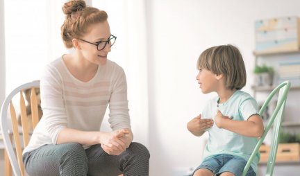 JA GA PITAM, A ON NEŠTO PROMUMLA ILI SAMO KLIMNE GLAVOM Psiholog otkriva koje najčešće greške pravimo u razgovoru sa decom