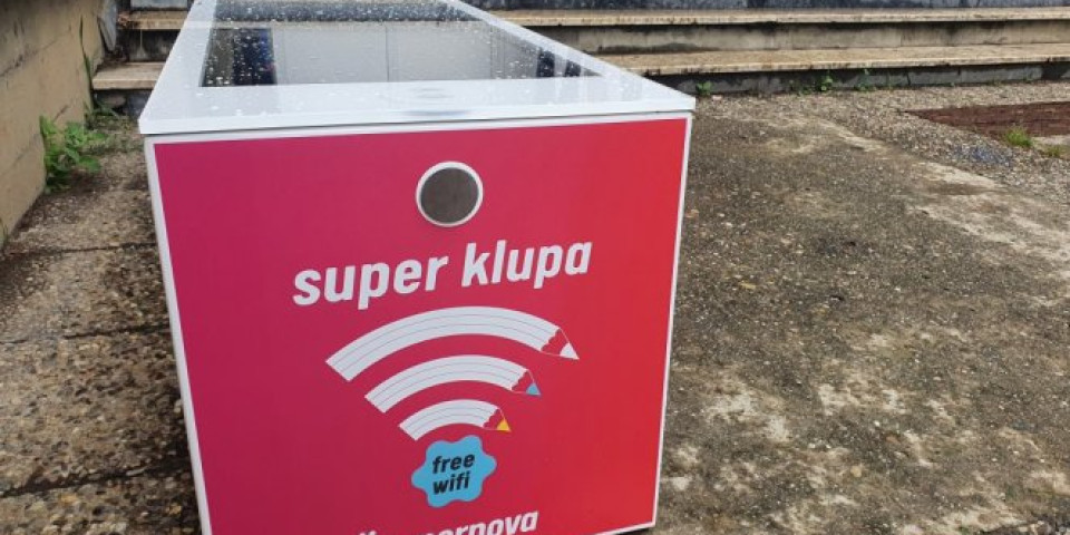 Jedanaest osnovnih škola u Srbiji dobilo Supernova pametne klupe PAMETNA KLUPA STIGLA I U UMČARE