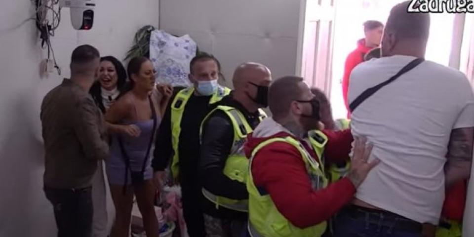 JANJUŠ ZALEPIO MAJU ZA ZID - URLICI U ZADRUZI! Petorica iz OBEZBEĐENJA nisu mogla da ga SAVLADAJU! /FOTO/