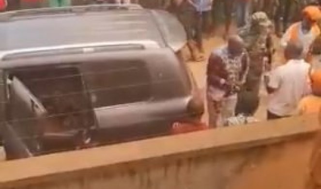NAPADAČI ZASULI MECIMA AUTOMOBIL BIVŠEG GENERALA! Izvršen atentat na ministra Ugande, njegova ćerka i vozač stradali! /VIDEO/