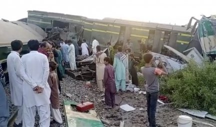 Teška železnička nesreća u Pakistanu, najmanje 35 poginulih U SUDARU DVA BRZA VOZA! Foto