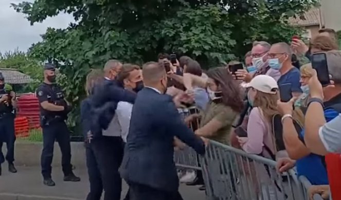 NOVI SNIMAK ŠAMARANJA MAKRONA! Udarac se glasno čuo, a onda je telohranitelj zgrabio francuskog predsednika /VIDEO/