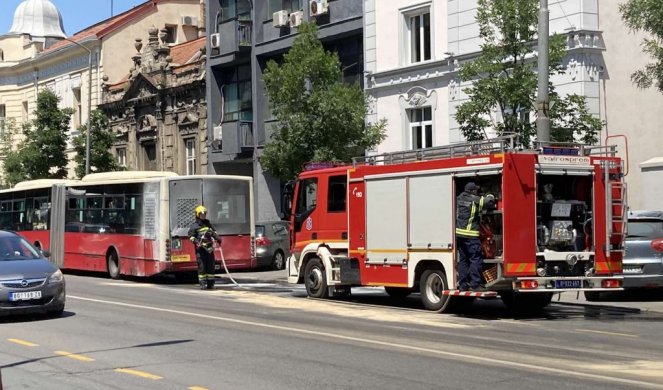 ZAPALIO SE AUTOBUS U BEOGRADU! Na terenu policija i vatrogasci, nema povređenih