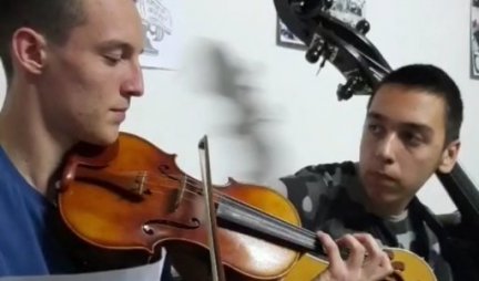 KO TO TAMO SVIRA USRED ČAČANSKE NOĆI?! To dvojica mladih muzičara Andrej i Đorđe, romantičnim notama POJE U SLAVU LJUBAVUI!