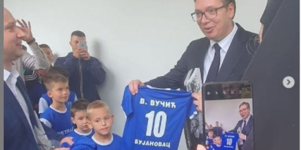 POKLON ZA NAJMLAĐEG VUČIĆA! Predsednik Srbije susreo se sa mladim fudbalerima FK Bujanovac!