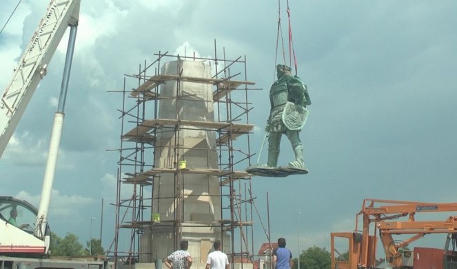 U DESNOJ RUCI DRŽI MAČ, SRCE MU JE OKRENUTO KA KOSOVU I METOHIJI! Spomenik caru Lazaru postavljen na 10,5 metara visok postament, biće svečano otkriven na Vidovdan!