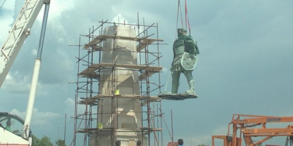 U DESNOJ RUCI DRŽI MAČ, SRCE MU JE OKRENUTO KA KOSOVU I METOHIJI! Spomenik caru Lazaru postavljen na 10,5 metara visok postament, biće svečano otkriven na Vidovdan!
