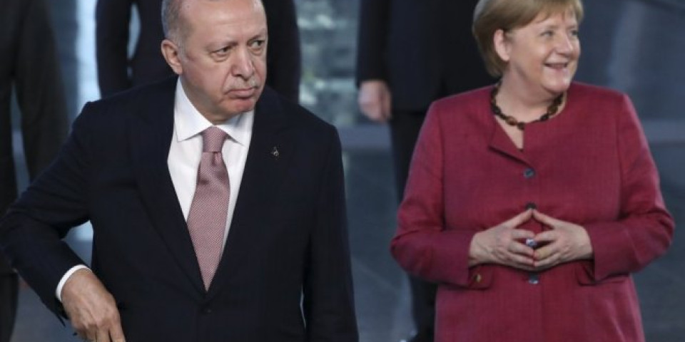 IMA LI BUDUĆNOSTI TURSKE SA EU?! Erdogan razgovarao sa Angelom Merkel na marginama NATO samita!