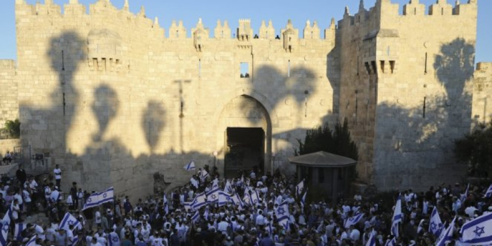 "SMRT ARAPIMA"! Veliki marš jevrejskih ultra nacionalista kroz arapsku četvrt u Jerusalimu! /VIDEO/