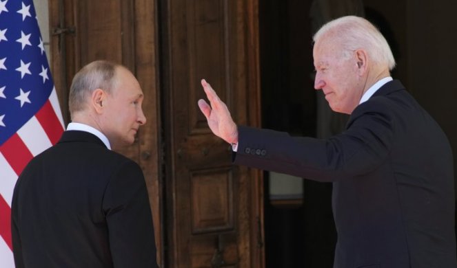 PUTIN HTEO DA OPUSTI BAJDENA pre početak samita! Lider Rusije šapnuo Džou na uvce - predsednik SAD prasnuo u smeh! /FOTO/