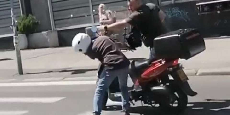 INCIDENT NASRED ULICE U CENTRU BEOGRADA! Udario motociklistu pesnicom u glavu, reagovala i policija! Video