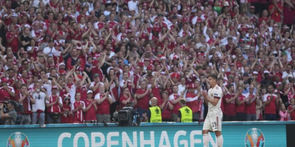 DIRLJIVE SCENE SA PARKENA! Fudbal stao u DESETOM minutu zbog Eriksena! /FOTO/