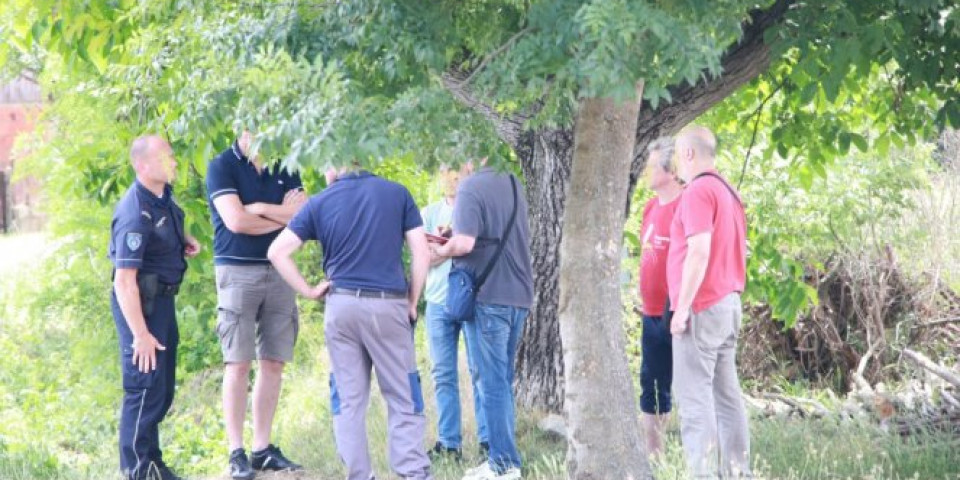 ODBEGLI RADOJE PRONAĐEN OBEŠEN U ŠUMARKU! Muškarac koji je nožem izbo bivšu suprugu i ranio sina IZVRŠIO SAMOUBISTVO/FOTO/